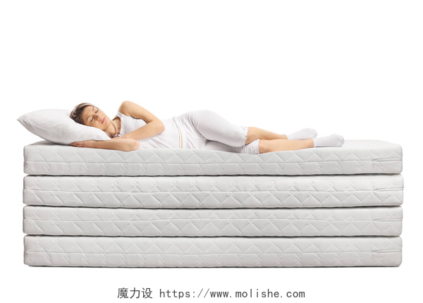 白色背景睡在四个床垫上的女人穿着睡衣睡在一堆被白色背景隔开的床垫上的年轻女人